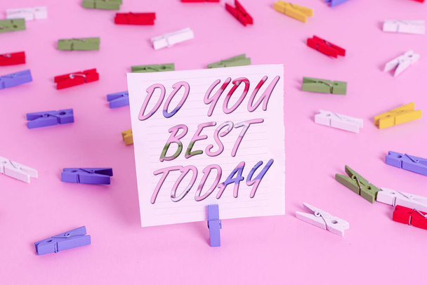 Слова пишуть "Найкраще для вас сьогодні". Бізнес-концепція, щоб тепер докласти зусиль, щоб поліпшити себе або ваш бізнес Кольоровий дефест папери порожнього нагадування рожевий фон заднього офісу. - Фото, зображення