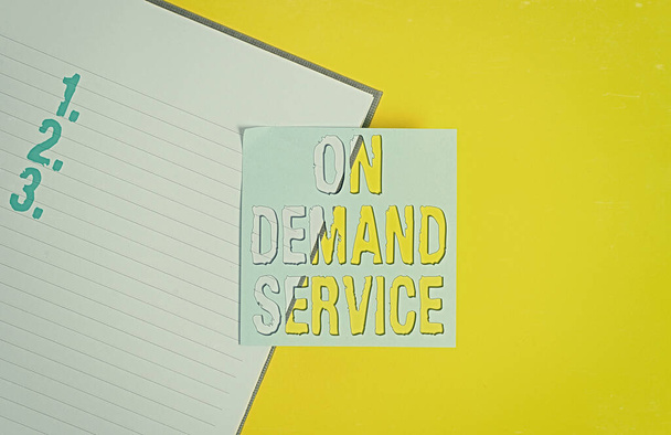 Концептуальный почерк, показывающий On Demand Service. Текст деловой фотографии Позволяет потребителям настраивать вычислительные возможности Бумага с местом для копирования на желтом столе. Бумага для текстовых сообщений
. - Фото, изображение
