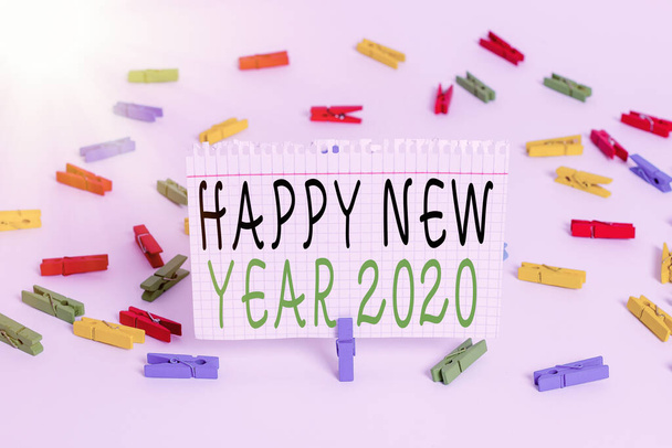 Nota di scrittura che mostra felice anno nuovo 2020. foto d'affari in mostra celebrazione dell'inizio dell'anno civile 2020 Carte colorate molletta vuoto promemoria pavimento bianco fondo ufficio. - Foto, immagini