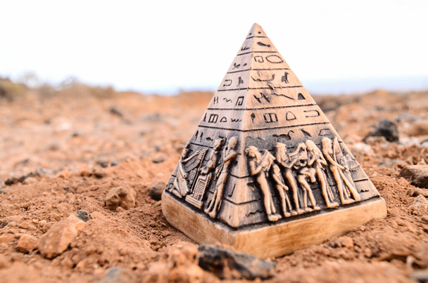 Egyptin pyramidimalli Miniatyyri Rock Desert - Valokuva, kuva