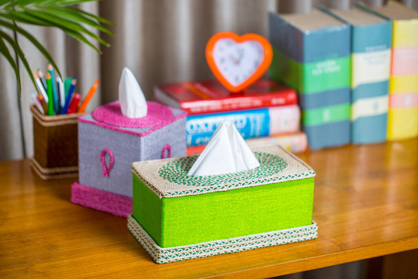 Une boîte en tissu sur une table de lecture en bois. Une boîte en tissu faite de fibres. Fibre de feuille d'ananas. - Photo, image