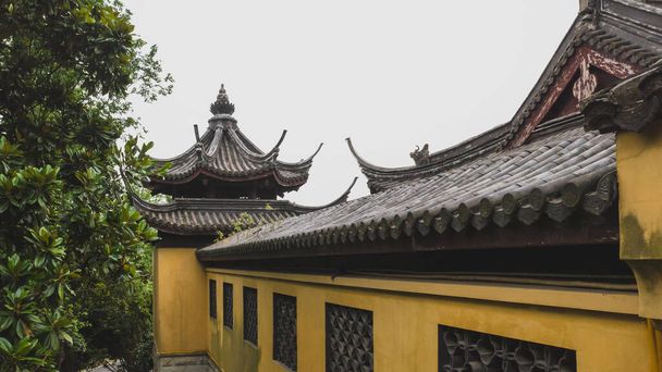 Jiaxing, Çin 'deki Güney Gölü manzaralı WuHsiang Tapınağının mimarisi - Fotoğraf, Görsel