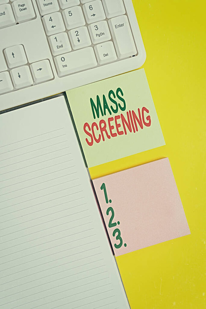 Szövegírás Mass Screening. Üzleti koncepció az egészségügyi értékelés végzett nagy mennyiségű népesség Üres papírok másolási hely sárga háttér táblázat. - Fotó, kép