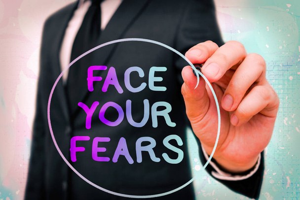Tekst pisania słów Face Your Fears. Biznes koncepcja dla Silny i pewny siebie patrzeć w przyszłość do sukcesu. - Zdjęcie, obraz