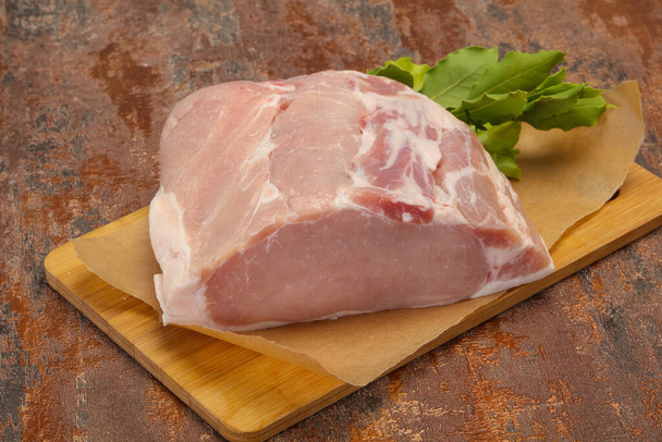 Мясо сырой свинины готово к приготовлению - Фото, изображение