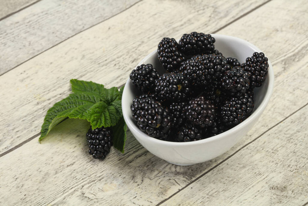 Сладкий вкусный спелый Blackberry кучу с листом - Фото, изображение