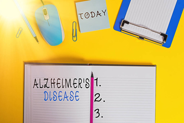 Słowo pisanie tekstu Choroba Alzheimera. Biznes koncepcja nieodwracalne zaburzenia mózgu, które powoli niszczy pamięć Clipboard arkusz klips paski notatnik markery myszy uwaga kolorowe tło. - Zdjęcie, obraz