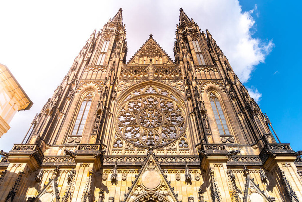 Front view of St. Vitus Cathedral in Prague Castle, Prague, Czech Republic - Foto, Imagem