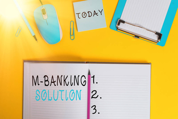 Написание текста M Banking Solution. Бизнес-концепция для проведения финансовых транзакций удаленно с помощью мобильных устройств Буфер обмена полосатый блокнот маркеров мыши отметить цветной фон
. - Фото, изображение