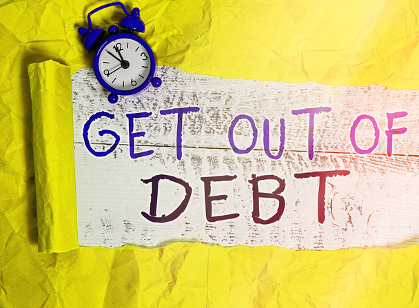 Tekst pisma: "Wyjdź z długów". Koncepcja oznaczająca zmianę nawyku wydatków Naucz się ustalać priorytety budżetowe długów. - Zdjęcie, obraz