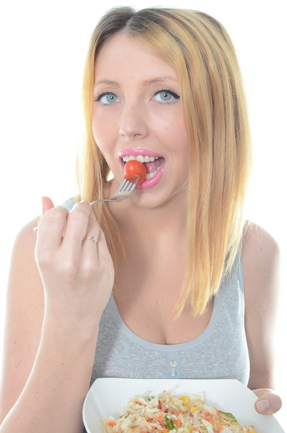 Mujer joven comiendo ensalada fresca
 - Foto, Imagen