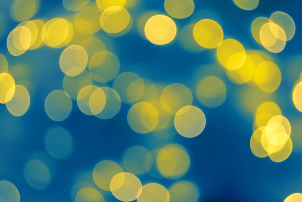 Resumen borroso azul brillante fondo. Brillante brillo de confeti. Fondo luminoso festivo azul y dorado
 - Foto, imagen