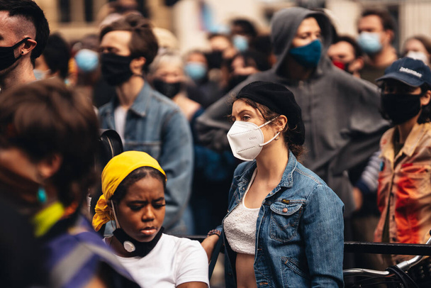 Лондон / Великобритания - 06 / 27 / 2020: протестующие в медицинских масках на Black Lives имеют значение Протест - Фото, изображение