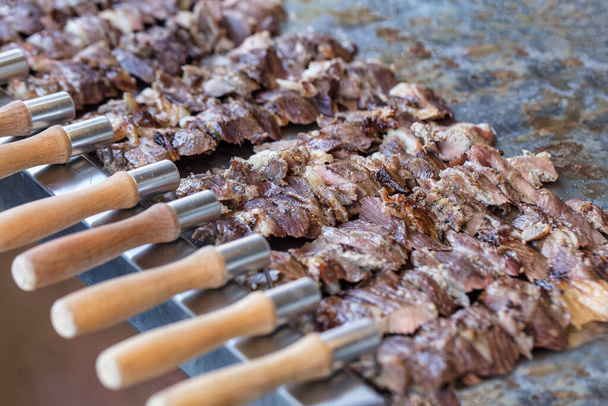 Türkisch schräger Dönerladen. Cag Kebab. Erzurum Cag Kebab. Fleisch aus Lammfleisch, das auf Holzfeuer gekocht wird. Erzurum Häkelkebab (Türkischer Kebab) ) - Foto, Bild