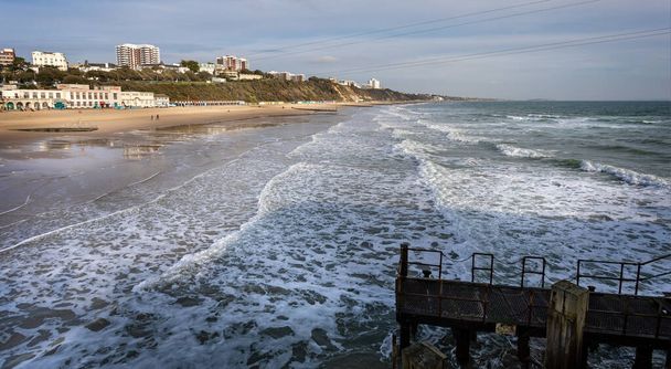 Pohled na Bournemouth pobřeží a pláž od mola v Bournemouth, Dorset, Velká Británie - Fotografie, Obrázek