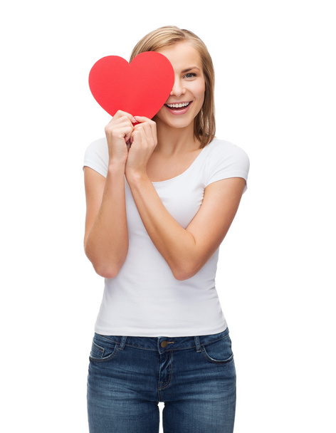 Улыбающаяся женщина в белой футболке с сердцем
 - Фото, изображение