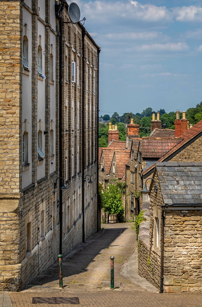 View looking down from the top of medieval cobbled Gentle Street in Frome, Somerset, UK on 31 May 2020 - Фото, зображення