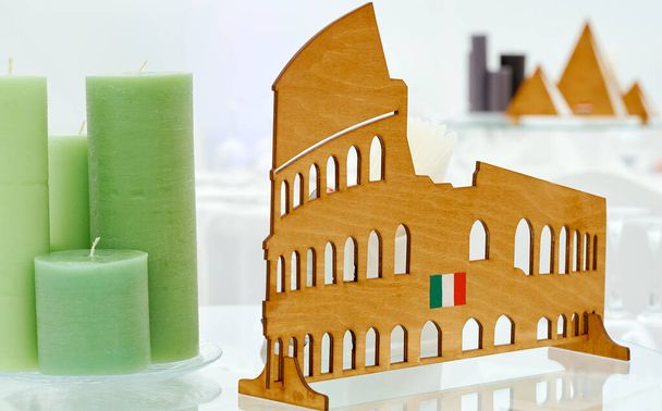 Servírovaný stůl s italským tématem zdobený zelenými svíčkami a dřevěným kolébkou - Fotografie, Obrázek
