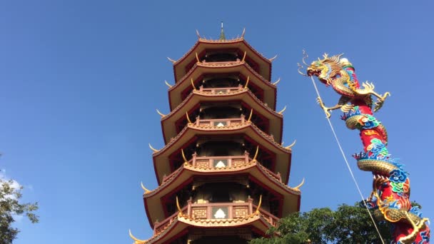 Восьмиповерхова пагода у храмі Чі Чин Хор у Бангкоку (Таїланд). - Кадри, відео