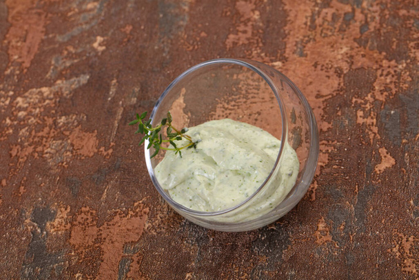 Snack de crema de cabaña con hierbas y ajo - Foto, imagen