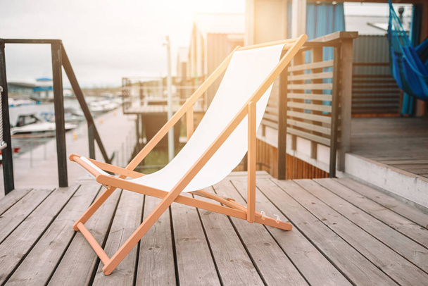 Letni balkon z krzesłem na relaks i cieszyć się widokiem - Zdjęcie, obraz