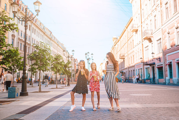 Familie op vakantie in Sint-Petersburg in Rusland - Foto, afbeelding