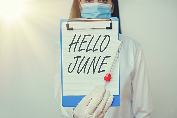 Текст почерка Hello June. Концепция означает новый месяц, чтобы спланировать свою деятельность для веселья и приключений Лабораторный образец крови, показанный для результатов медицинского диагностического анализа
. - Фото, изображение