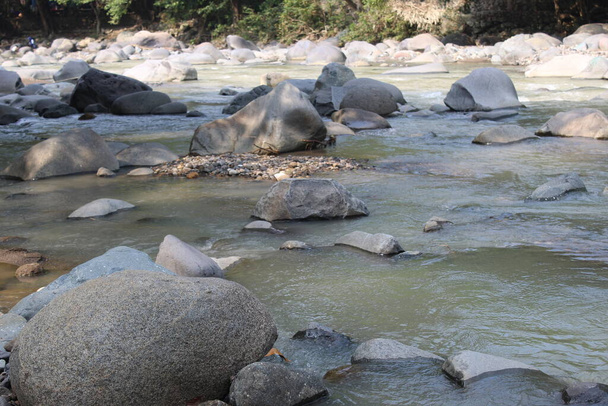 Grandes piedras en el río en Java Occidental en Indonesia
 - Foto, Imagen
