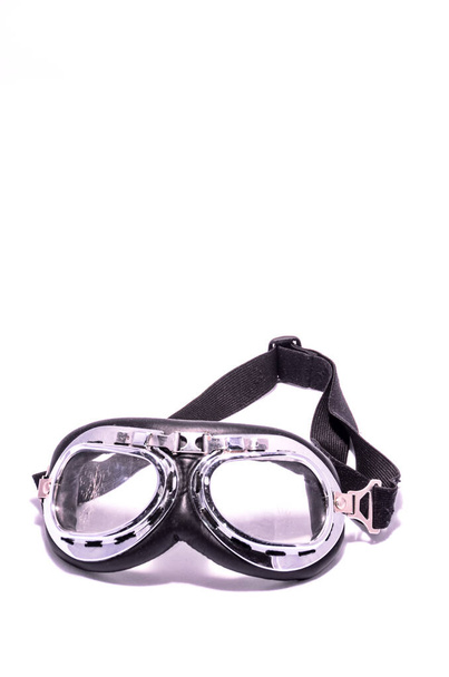 Schwarze Retro Vintage Lederbrille für Motorradfahrer auf schwarzem Hintergrund - Foto, Bild