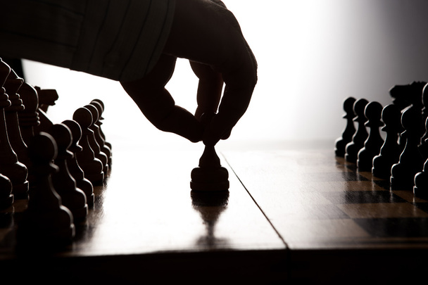 hombre hace un movimiento de ajedrez figura
 - Foto, Imagen