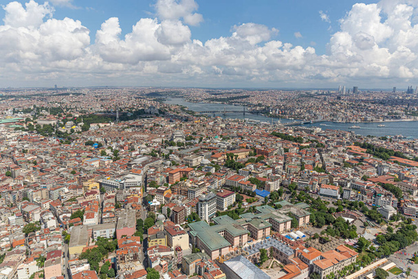 Istanbul légi felvétel; Sultanahmet tér, Cemberlitas, Grand Bazaar, Beyazit tér, kilátás helikopterről. - Fotó, kép