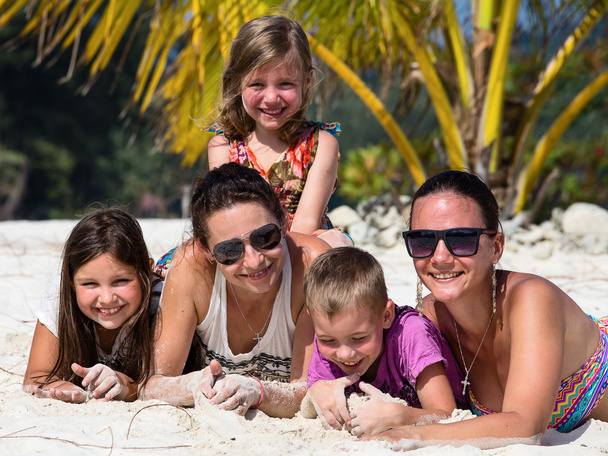 Feliz familia disfruta del día de verano en la playa
 - Foto, Imagen