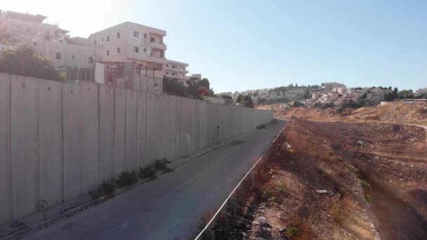 Repülő közel a biztonsági fal JerusalemDrone repülési kilátás kelet-jeruzsálemi biztonsági fal választja el az izraeli és arab szomszédságában Anata és pisgat zeev, Izrael - Felvétel, videó