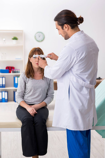 Young woman visiting male doctor oculist - Photo, Image