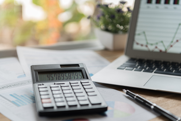 koncepcja rachunkowości. kalkulator, bilans i sprawozdanie z zarobków na biurku. - Zdjęcie, obraz