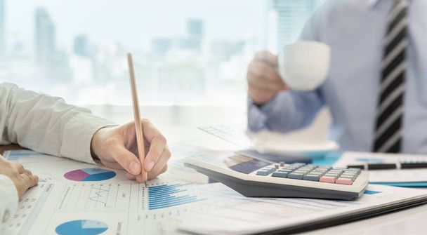 財務アドバイザーチームは、ビジネスチャートレポートからの投資収益率を分析しています。財務計画、会計、データ分析の概念. - 写真・画像