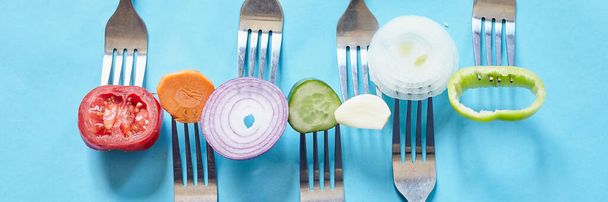 Sliced pieces of fresh vegetables on the forks - Foto, Bild