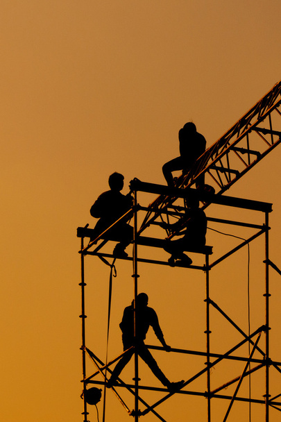 silueta dělníků na sestavování koncertních pódiích - Fotografie, Obrázek