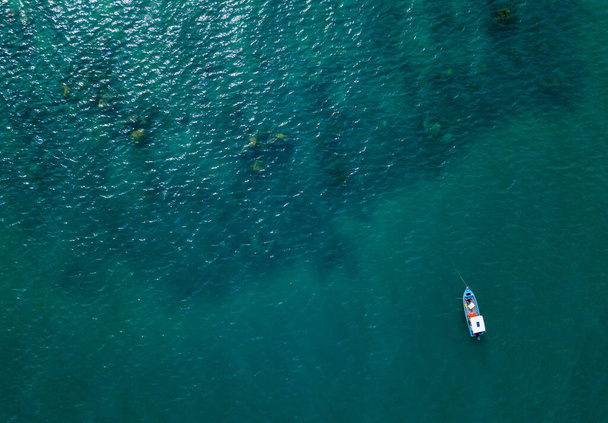 Luchtfoto statisch lock down zicht op de boot op een wateroppervlak - Foto, afbeelding