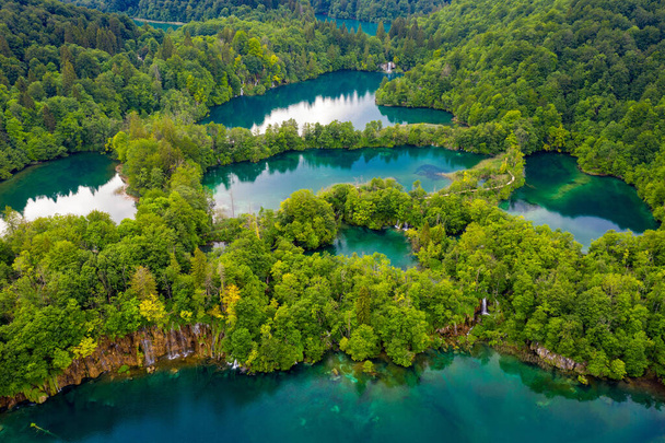 Letecký pohled na jezera v národním parku Plitvická jezera, Chorvatsko - Fotografie, Obrázek