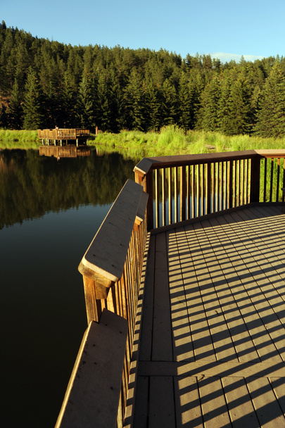 Terrazza panoramica in legno del lago
 - Foto, immagini