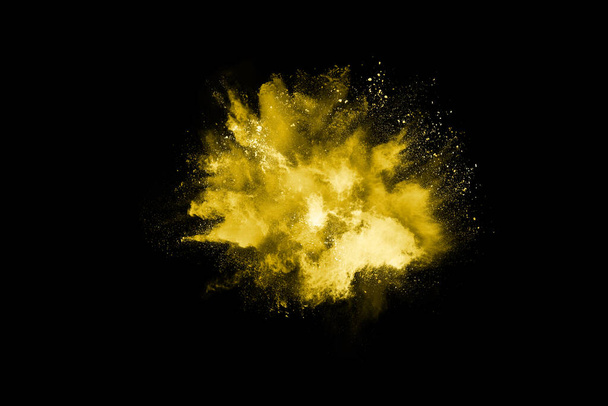 Siyah arkaplanda izole edilmiş sarı toz patlamasının dondurucu hareketi. - Fotoğraf, Görsel