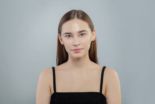 Jeune femme sans maquillage sur fond blanc
 - Photo, image