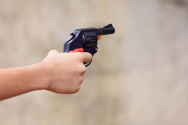 Маленький хлопчик, який тримає іграшковий пістолет на Дівалі Окасьйон - Фото, зображення