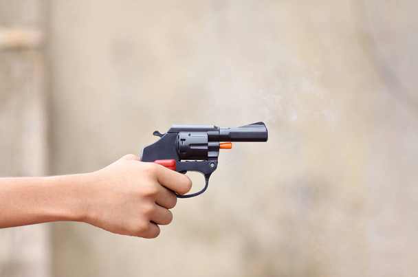 Μικρό αγόρι που κρατάει το όπλο στο Ντιβάλι. - Φωτογραφία, εικόνα