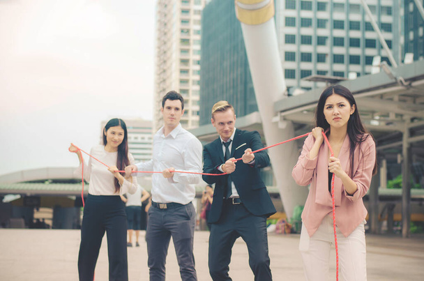 Концепція командної роботи, команда успіху, концепція співпраці, повна довжина групи бізнесу Чоловік і жінка тягнуть мотузку на вулиці офісу
 - Фото, зображення