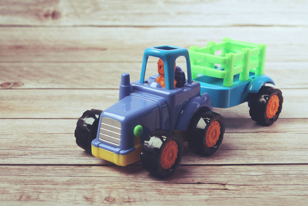 Toy Tractor modell a pótkocsi fehér alapon - Fotó, kép