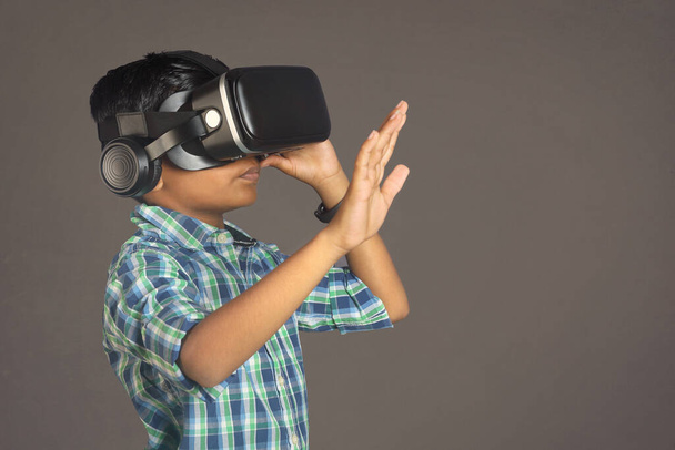 Portret van een Indiaas jongetje met een Virtual Reality bril - Foto, afbeelding