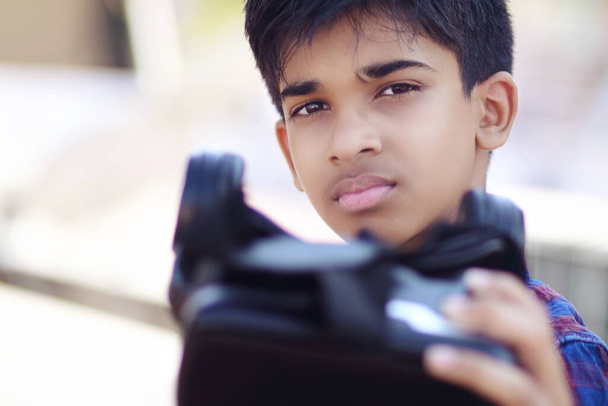 Retrato Niño indio sosteniendo gafas de realidad virtual - Foto, Imagen