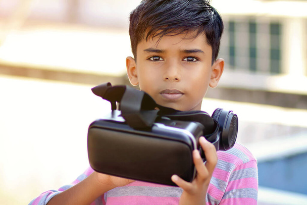 Portret Indiase kleine jongen met Virtual Reality Bril - Foto, afbeelding